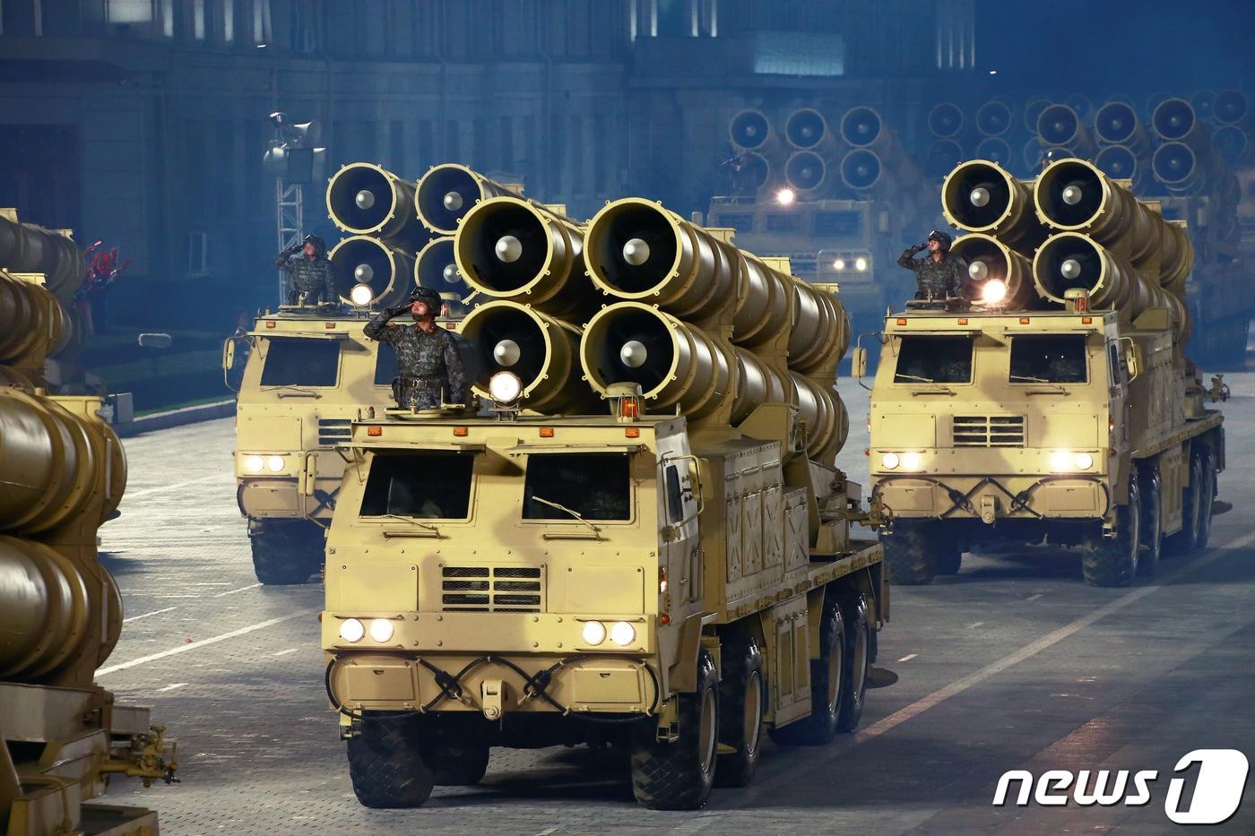 본문 이미지 - (평양 노동신문=뉴스1) = 북한 노동당 기관지 노동신문은 10일 당 창건 75주년을 맞아 진행된 열병식 소식을 1~11면에 걸쳐 보도했다. 신문은 이날 열병식에서 공개된 신형 대륙간탄도미사일(ICBM)과 신형 잠수함발사탄도미사일(SLBM), 초대형방사포, 대구경조종방사포 등 여러 종류의 무기를 게재했다. [국내에서만 사용가능. 재배포 금지. DB 금지. For Use Only in the Republic of Korea. Redistribution Prohibited] rodongphoto@news1.kr