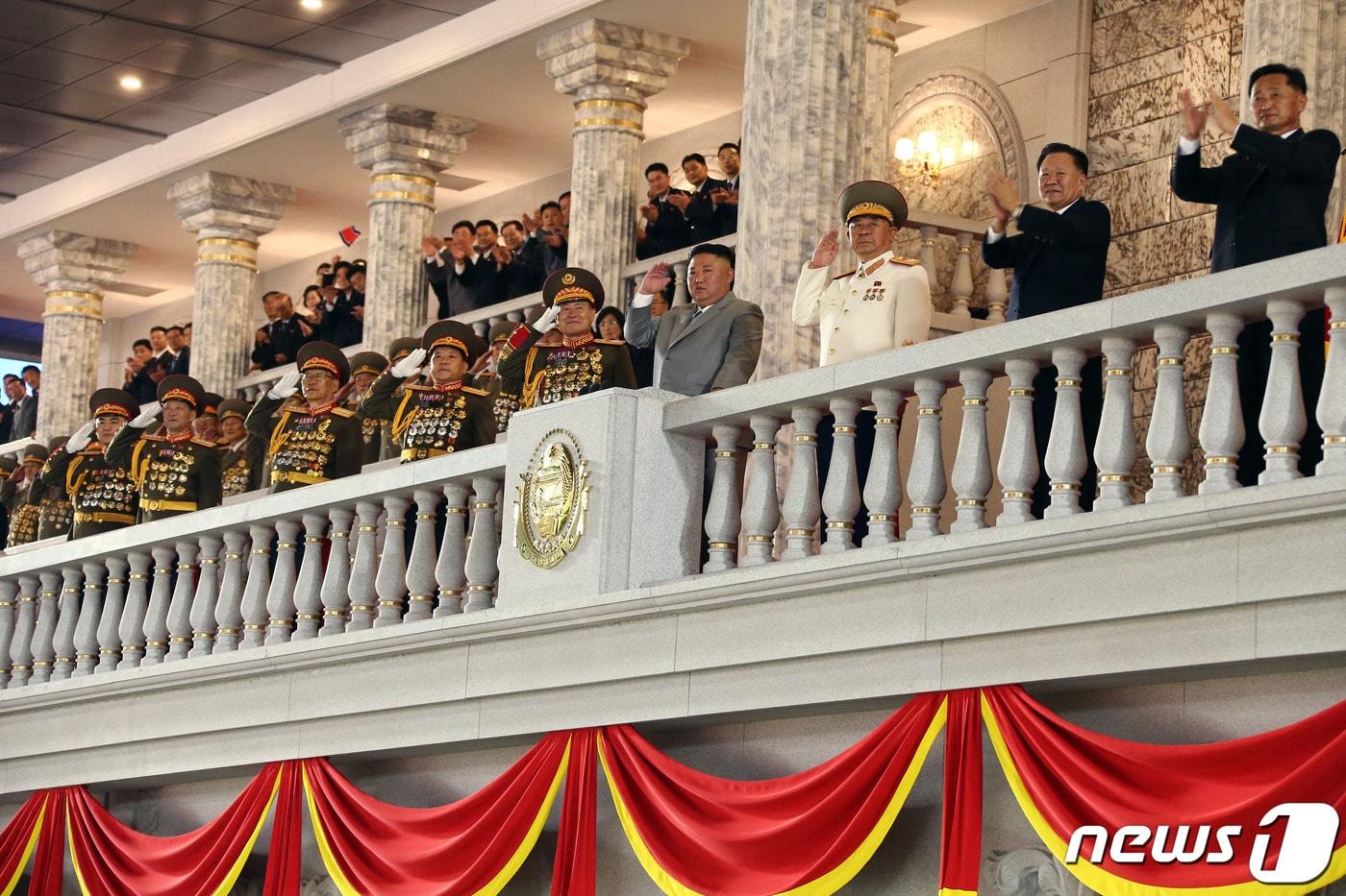 본문 이미지 - (평양 노동신문=뉴스1) = 북한은 10일 노동당 창건일 75주년을 맞아 평양 김일성 광장에서 열병식을 개최했다고 노동당 기관지 노동신문이 보도했다. [국내에서만 사용가능. 재배포 금지. DB 금지. For Use Only in the Republic of Korea. Redistribution Prohibited] rodongphoto@news1.kr