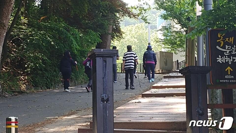 본문 이미지 - 한글날 연휴 마지막 날인 11일 보문산 등산로를 잧은 시민들이 산길을 오르고 있다. /ⓒ 뉴스1