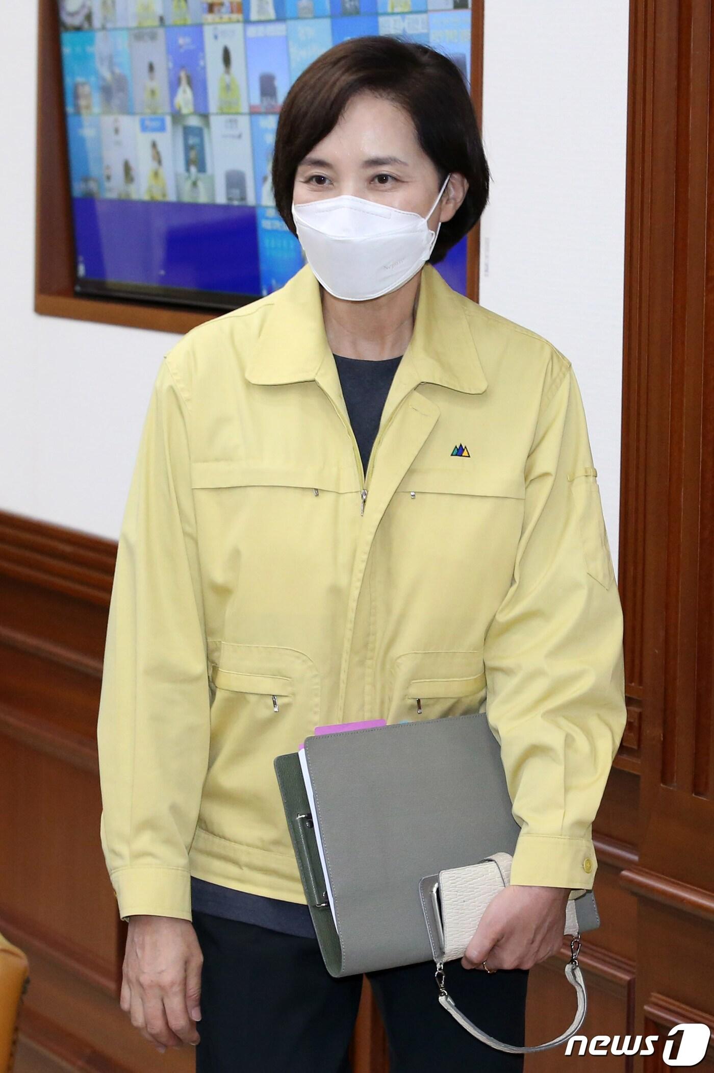 본문 이미지 - 유은혜 부총리 겸 교육부 장관이 11일 서울 종로구 정부서울청사에서 열린 신종 코로나바이러스 감염증(코로나19) 대응 중앙재난안전대책본부 회의에 참석하고 있다./뉴스1 ⓒ News1