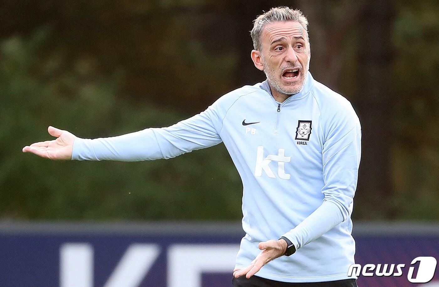 본문 이미지 - 파울루 벤투 축구국가대표팀(A대표팀) 감독이 11일 오후 경기 파주 NFC(축구국가대표 트레이닝센터)에서 훈련을 지도하고 있다. 2020.10.11/뉴스1 ⓒ News1 민경석 기자