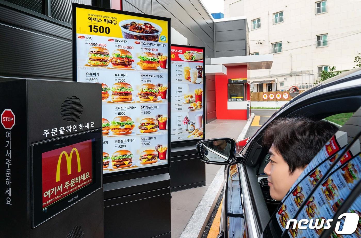 본문 이미지 - 삼성전자가 맥도날드 고양삼송DT(드라이브스루)점에 스마트 사이니지를 공급하며, 종이 메뉴판 없는 친환경 디지털 매장을 구현했다고 12일 밝혔다. (삼성전자 제공) 2020.10.12/뉴스1