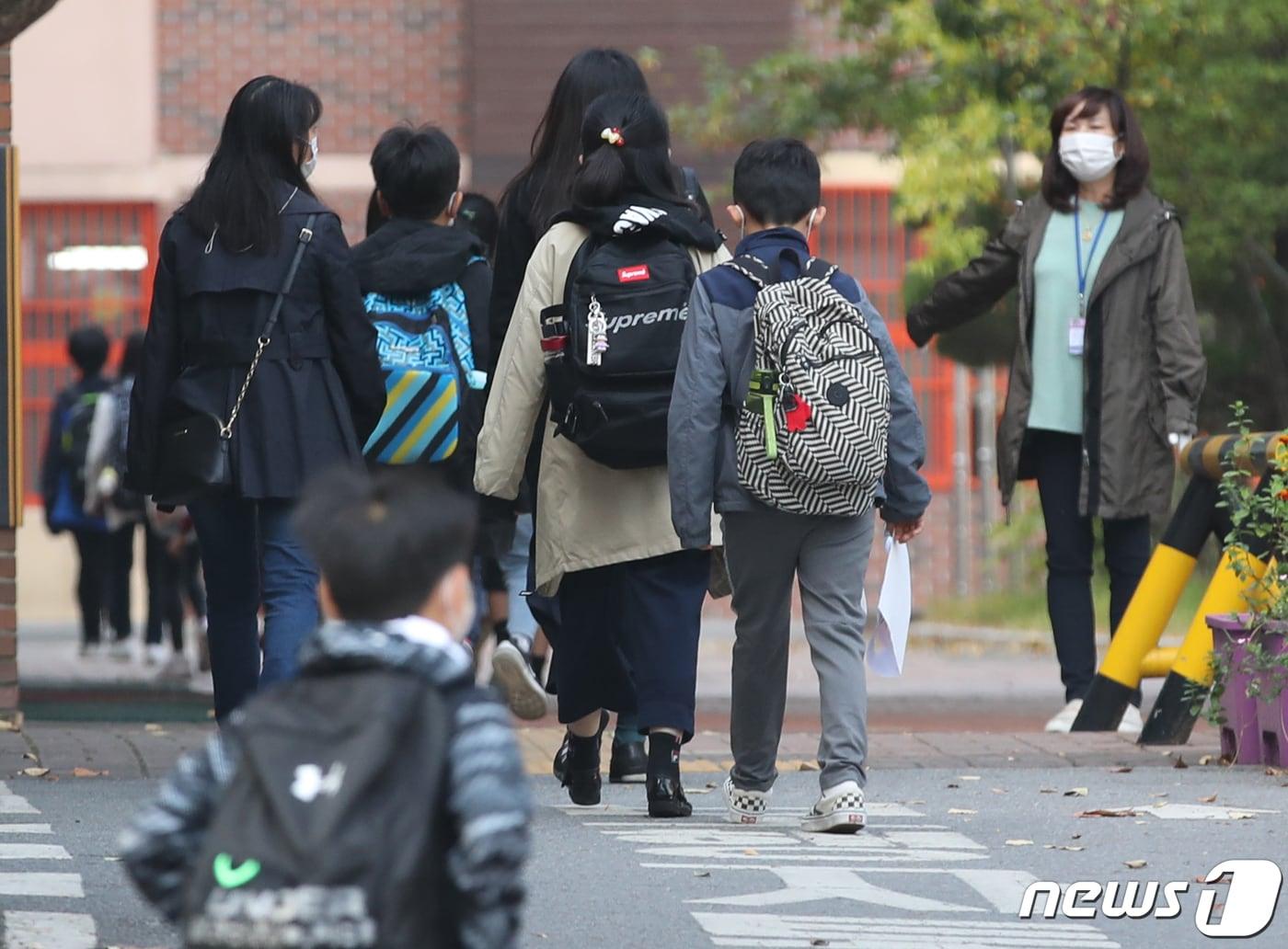 본문 이미지 - 등교하는 초등학생들./뉴스1 ⓒ News1 송원영 기자