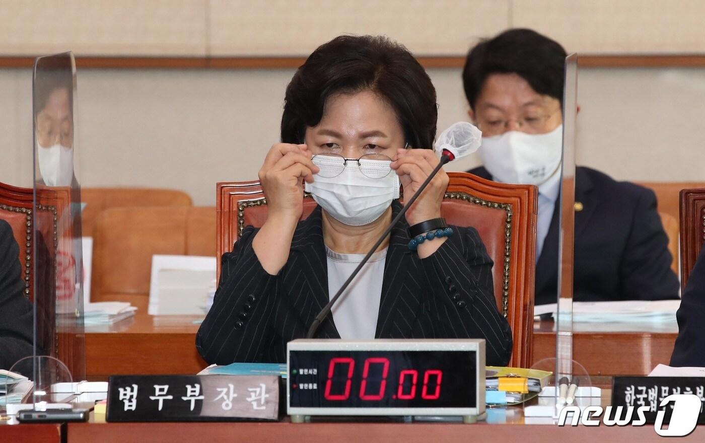 추미애 법무부 장관이 12일 오전 서울 여의도 국회에서 열린 법제사법위원회의 법무부에 대한 국정감사에서 안경을 고쳐쓰고 있다. 2020.10.12/뉴스1 ⓒ News1 신웅수 기자