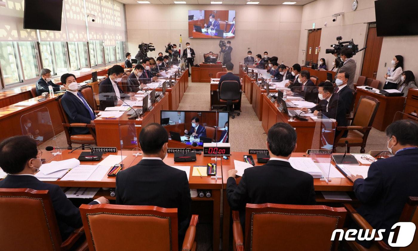 본문 이미지 - 12일 오전 서울 여의도 국회에서 농림축산식품해양수산위원회의 한국농어촌공사, 한국농수산식품유통공사 등에 대한 국정감사가 열리고 있다. 2020.10.12/뉴스1 ⓒ News1 신웅수 기자