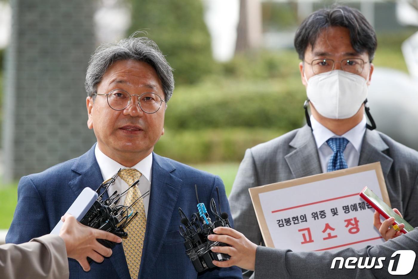 본문 이미지 - 강기정 전 청와대 정무수석이 지난 12일 오전 서울 양천구 남부지방검찰청에서 라임자산운용 전주 김봉현 전 스타모빌리티 회장에 대한 명예훼손 고소장을 접수하기 전 취재진 질의에 답하고 있다. /뉴스1 ⓒ News1 안은나 기자