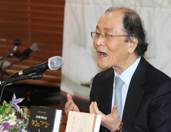 본문 이미지 - 조정래 작가가 지난 12일 서울 중구 프레스센터에서 열린 &#39;한국문학의 거대한 산맥 조정래 등단 50주년 기념 기자간담회&#39;에 서 발언하고 있다. 조 작가는 자신의 발언을 왜곡해 비판한 진중권 전 동양대 교수의 공개사과를 요구하면서 응하지 않을 경우 법적조치를 취하겠다고 선언했다 . ⓒ News1 