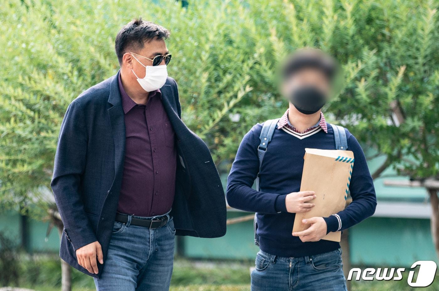 추미애 법무부장관 아들 서모씨의 군 휴가 미복귀 의혹을 최초로 제기했던 당직병사 A씨와 김영수 국방권익연구소장(전 국민권익위원회 국방담당 조사관)이 12일 오후 서울 송파구 동부지방검찰청에 고소장을 접수하기 위해 들어서고 있다. 2020.10.12/뉴스1 ⓒ News1 이재명 기자