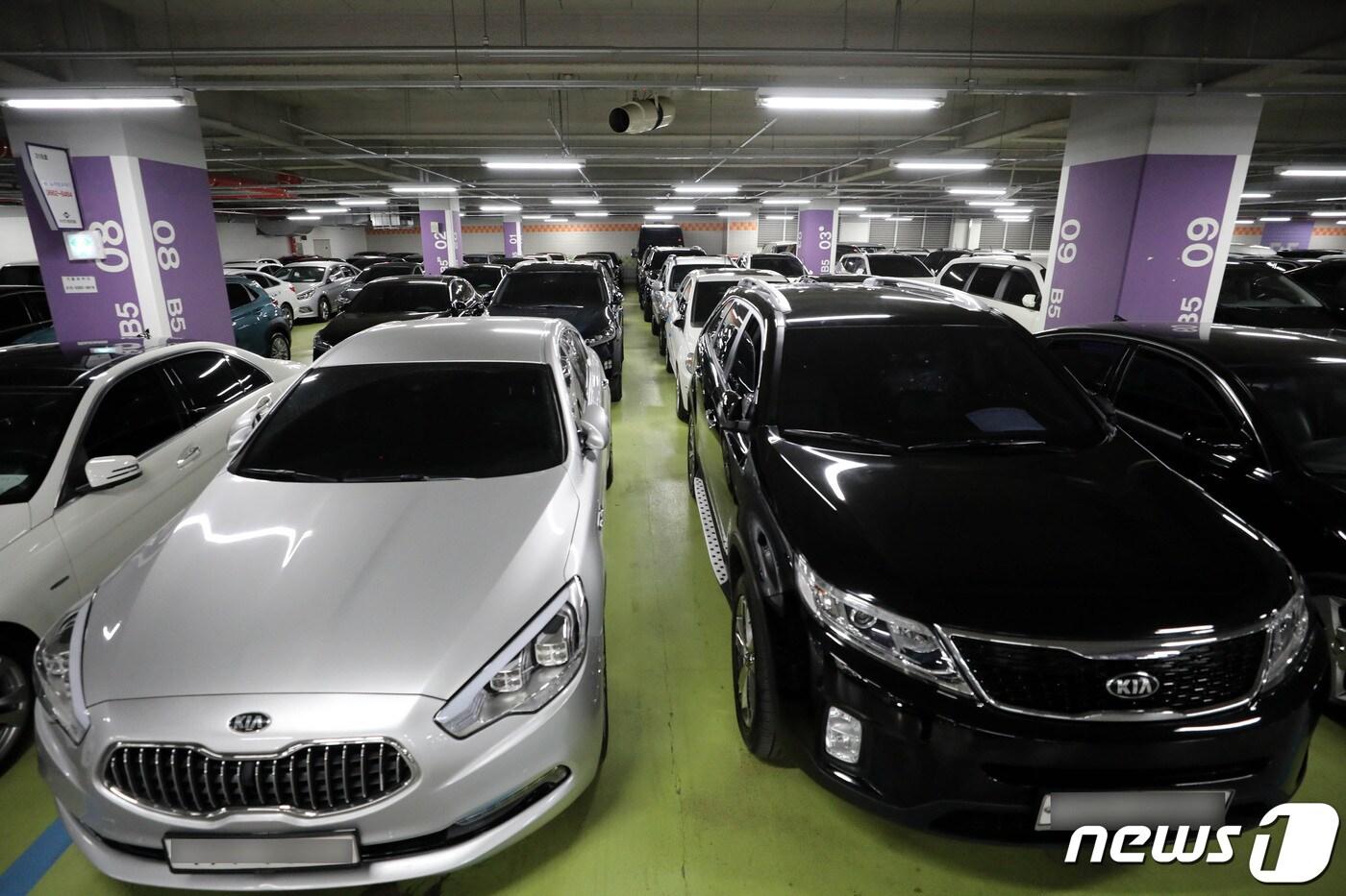 중고차 매매단지인 서울 강서구 서서울모토리움의 중고차 전시장 모습 News1 이광호 기자