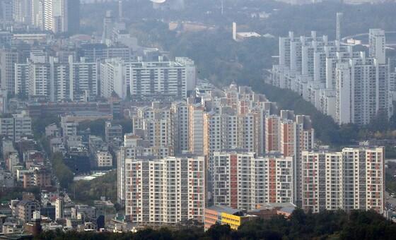 본문 이미지 - 경기도 광주시 남한산성에서 바라본 서울 시내 아파트 단지 모습. 2020.10.12/뉴스1 ⓒ News1 이동해 기자