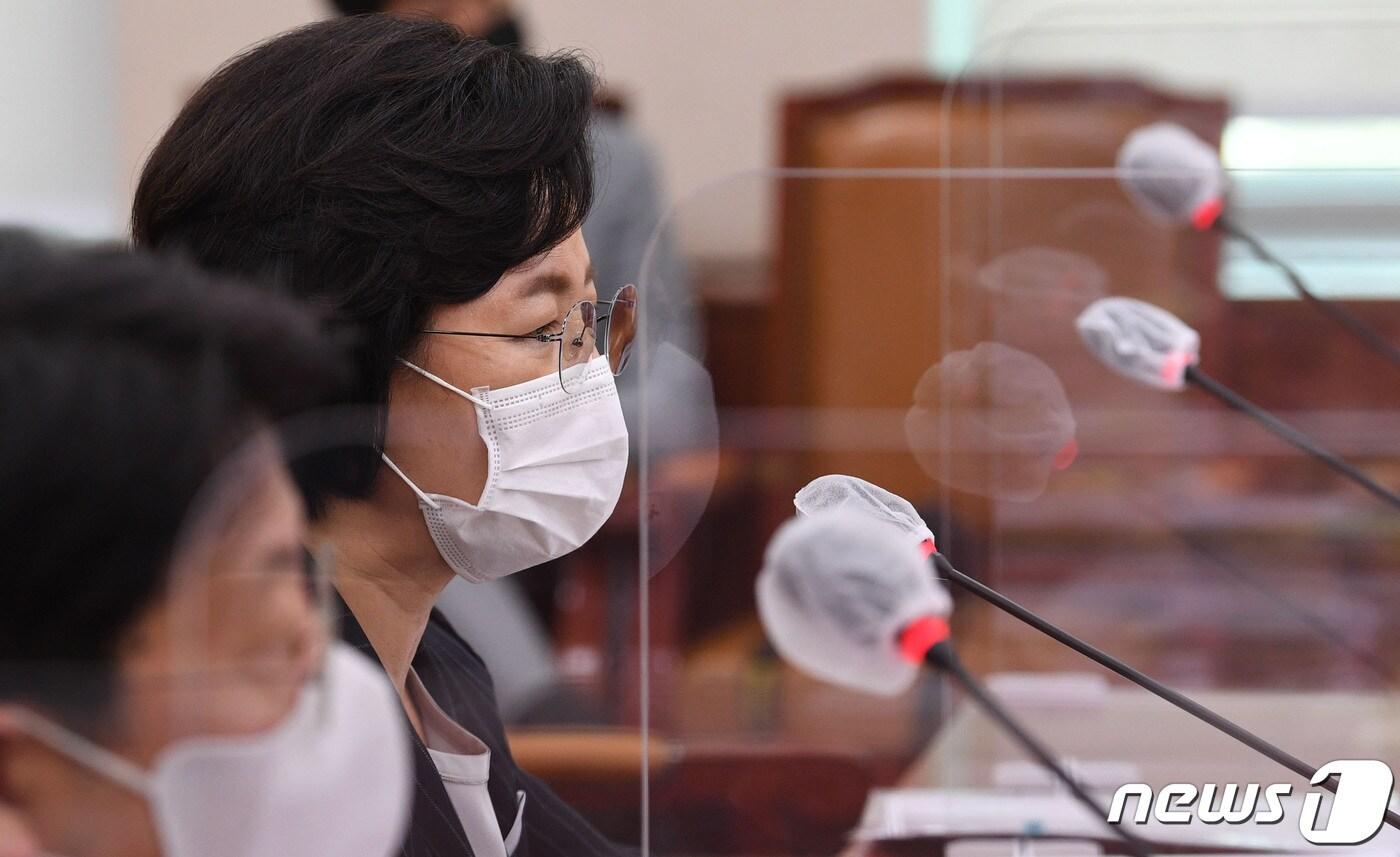본문 이미지 - 추미애 법무부 장관이 12일 오후 서울 여의도 국회에서 열린 법제사법위원회의 법무부 등에 대한 국정감사에서 의원들의 질의에 답변하고 있다. 2020.10.12/뉴스1 ⓒ News1 신웅수 기자