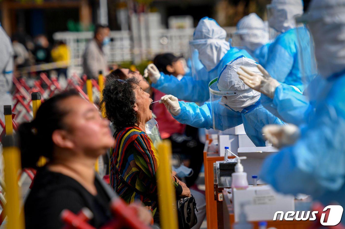 12일 중국 칭다오에서 코로나19 검사가 실시되고 있다.  ⓒ AFP=뉴스1