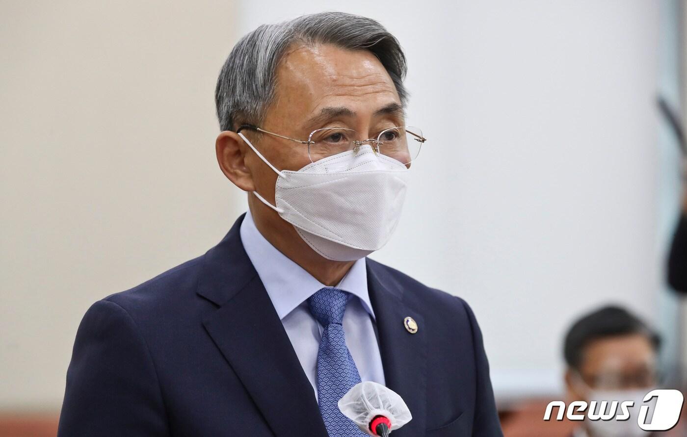 모종화 병무청장이 13일 오전 서울 여의도 국회에서 열린 국방위원회의 병무청에 대한 국정감사에서 업무보고를 하고 있다. 2020.10.13/뉴스1 ⓒ News1 신웅수 기자