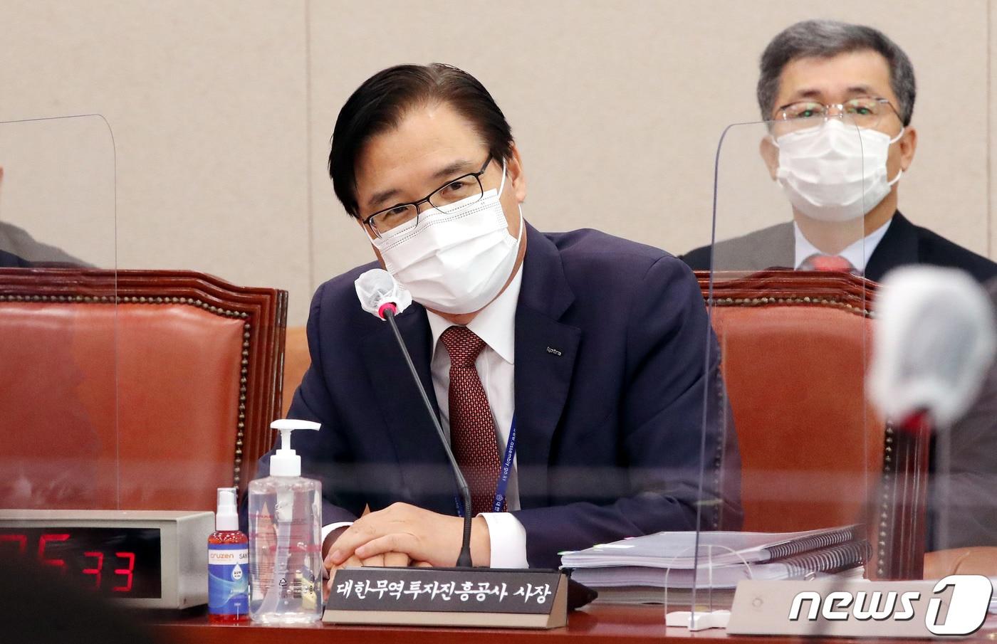 본문 이미지 - 권평오 대한무역투자진흥공사(코트라) 사장이 13일 서울 여의도 국회에서 열린 산업통상자원중소벤처기업위원회 국정감사에서 발언하고 있다. 2020.10.13/뉴스1 ⓒ News1 박세연 기자