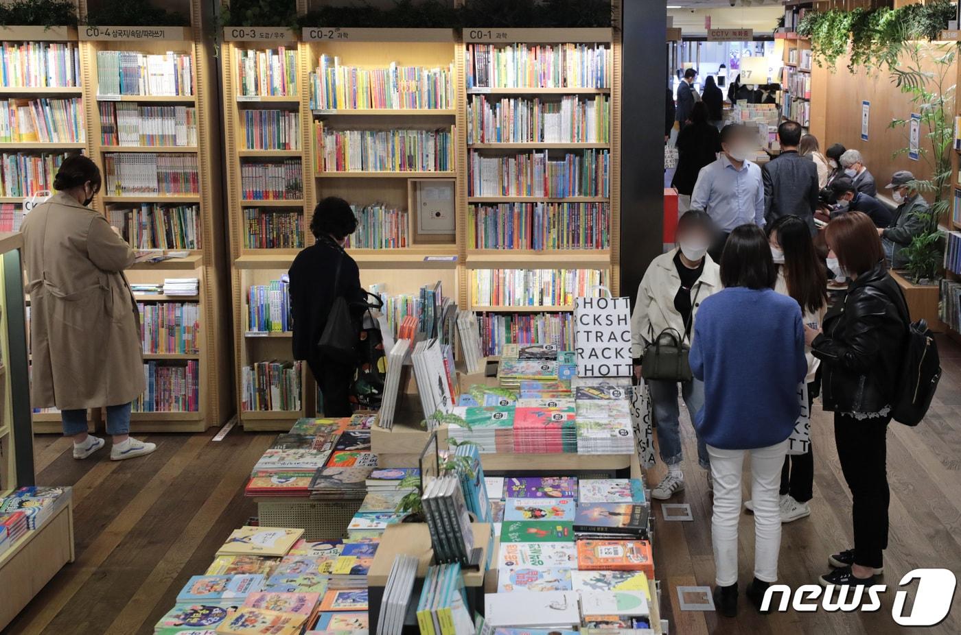 본문 이미지 - 서울 교보문고 광화문점에서 시민들이 책을 읽으며 시간을 보내고 있다. 2020.10.13/뉴스1 ⓒ News1 이성철 기자