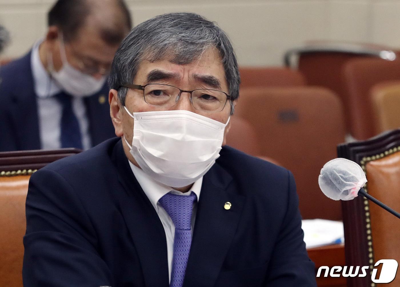 본문 이미지 - 윤석헌 금융감독원장이 13일 서울 여의도 국회에서 열린 정무위원회의 금융감독원에 대한 국정감사에 출석해 의원 질의를 경청하고 있다. 2020.10.13/뉴스1 ⓒ News1 박세연 기자