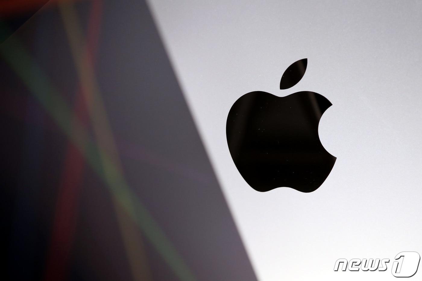 ESG(환경·사회·지배구조) 경영이 최근 재계에서 화두가 되고 있는 가운데, 전기사용량의 100%를 신재생에너지로 사용하는 RE100 캠페인에도 국내 기업들의 관심이 높아지고 있다.  RE100 회원사인 애플은 2019년 이미 신재생에너지 100%를 달성하고, 협력사에도 신재생에너지 확대를 요구하는 등  RE100 캠페인이 신재생에너지로의 전환을 촉구하는 역할을 하고 있다.   사진은 서울 중구 명동의 애플 매장./뉴스1 ⓒ News1 이광호 기자