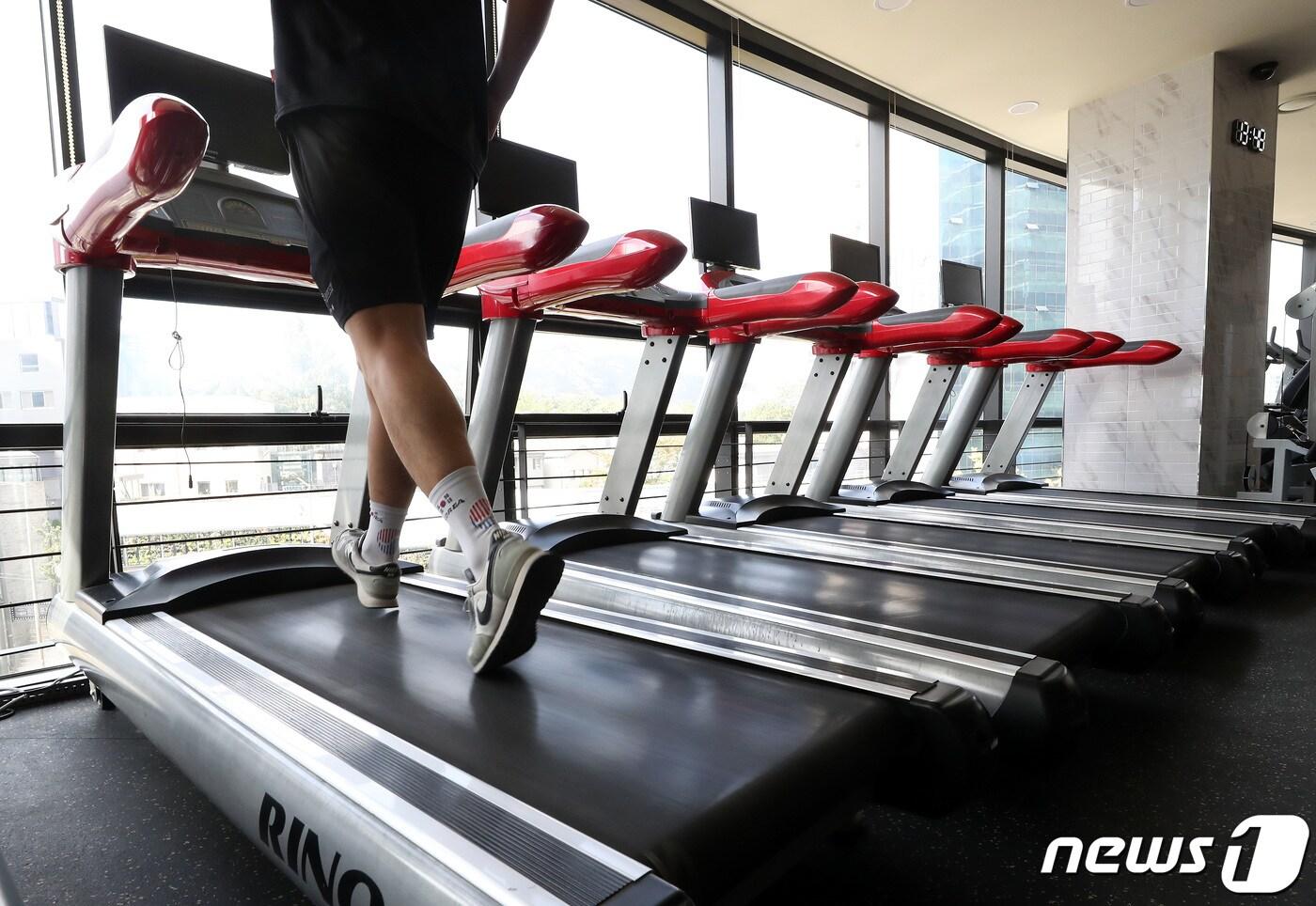  서울의 한 피트니스에서 회원이 운동을 하고 있다. 2020.10.13/뉴스1 ⓒ News1 이동해 기자