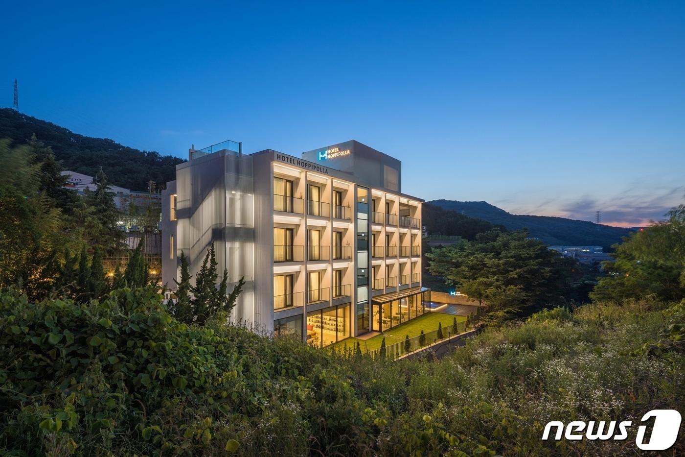 본문 이미지 - 제21회 김해건축대상제에서 대상을 수상한 호텔 호피폴라의 전경. ⓒ 뉴스1