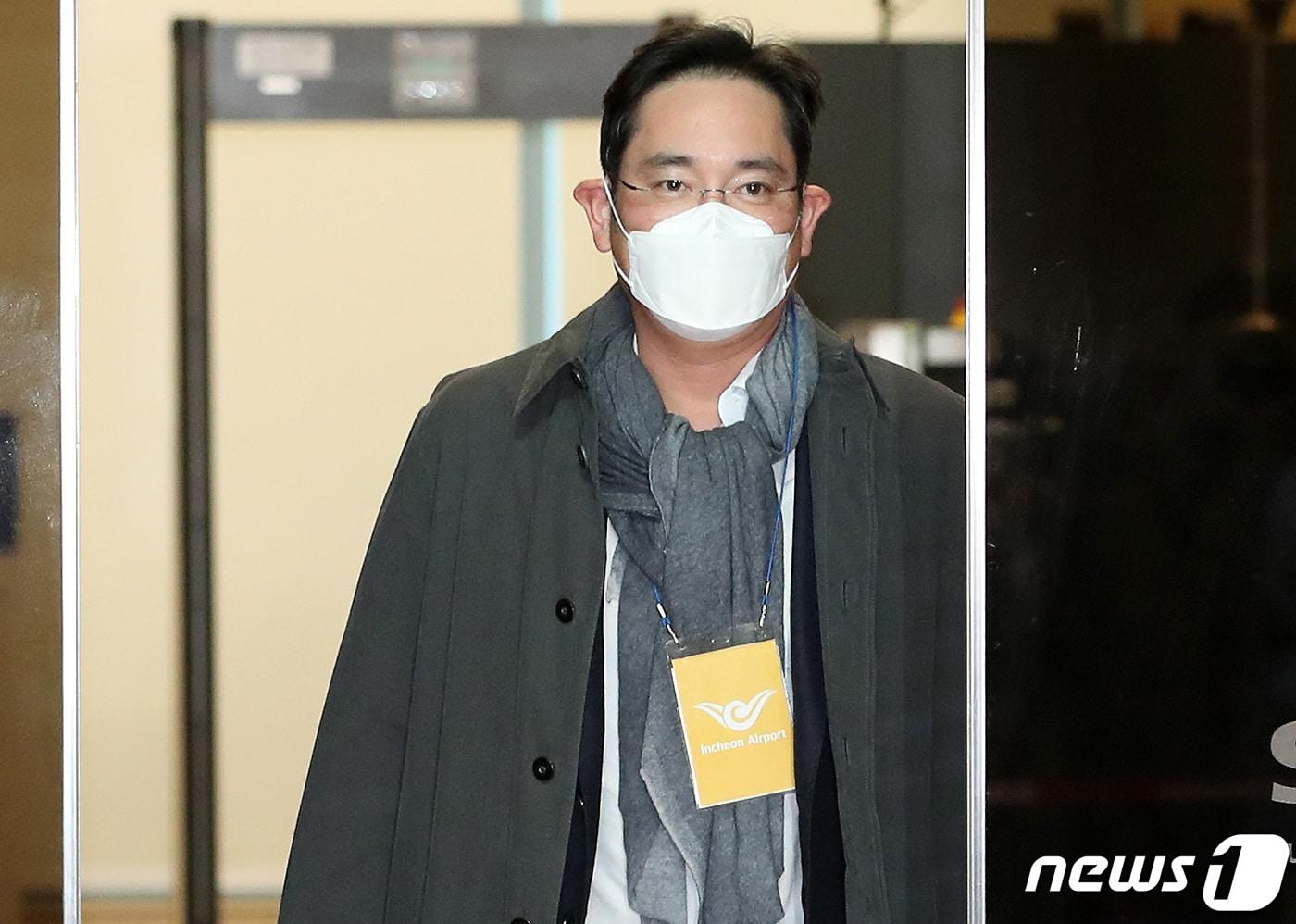 본문 이미지 - 지난 2020년 10월 14일 유럽 출장을 마치고 서울 김포비즈니스항공센터(SGBAC)를 통해 귀국하는 이재용 삼성전자 부회장의 모습(사진은 기사 내용과 무관함)/뉴스1 ⓒ News1
