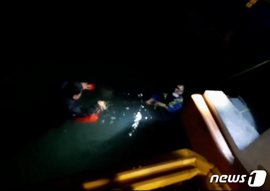 본문 이미지 - 군산해경이 14일 오전 3시2분께 비응항 해상으로 빠진 50대 남성을 구조하고 있다.ⓒ 뉴스1