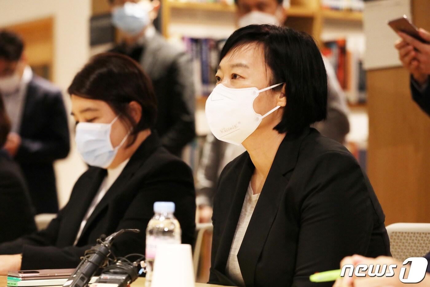 본문 이미지 - 한성숙 네이버 대표가 14일 오전 경기도 성남시 분당구 네이버 본사에서 국민의힘 의원들과의 쇼핑 ·뉴스 검색 알고리즘 조작 의혹에 대한 간담회에 앞서 인사말을 하고 있다.ⓒ News1 조태형 기자