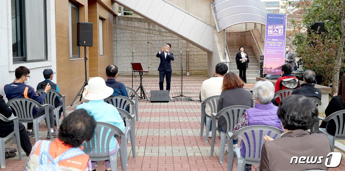 본문 이미지 - 지난 8일 군 문화예술회관 야외무대에서 열린 ‘아름다운 가사가 들리는 콘서트’ⓒ 뉴스1