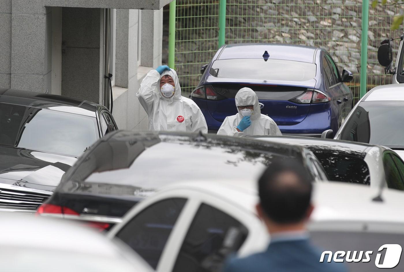 지난 2020년 10월 14일 오전 부산 북구 만덕동에 있는 해뜨락요양병원에서 역학조사관이 개인보호구를 전달 받기 위해 건물 밖으로 나오고 있다. /뉴스1 ⓒ News1 여주연 기자