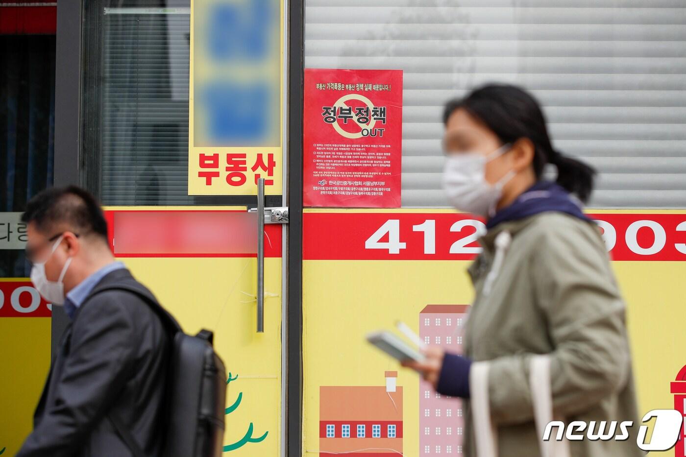 본문 이미지 - 서울 아파트 전셋값이 67주 연속 상승세를 이어가고 있는 14일 서울시내 부동산 공인중개업소에 한국공인중개사협회 서울남부지부 '부동산 가격폭등은 부동산 정책 실패 때문입니다.! 정부정책 OUT' 호소문이 붙어있다. /뉴스1 ⓒ News1 안은나 기자