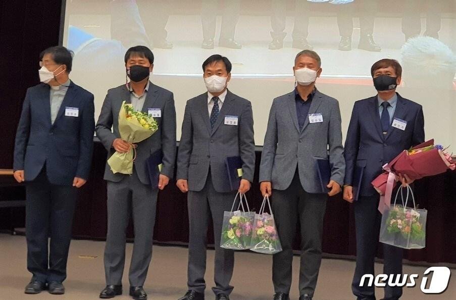 본문 이미지 - 전주시가 14일 서울무역전시장(SETEC)에서 개최된 ‘제7차 도시재생광역협치포럼’에서 도시재생 뉴딜 우수 지자체상을 수상했다. /ⓒ 뉴스1