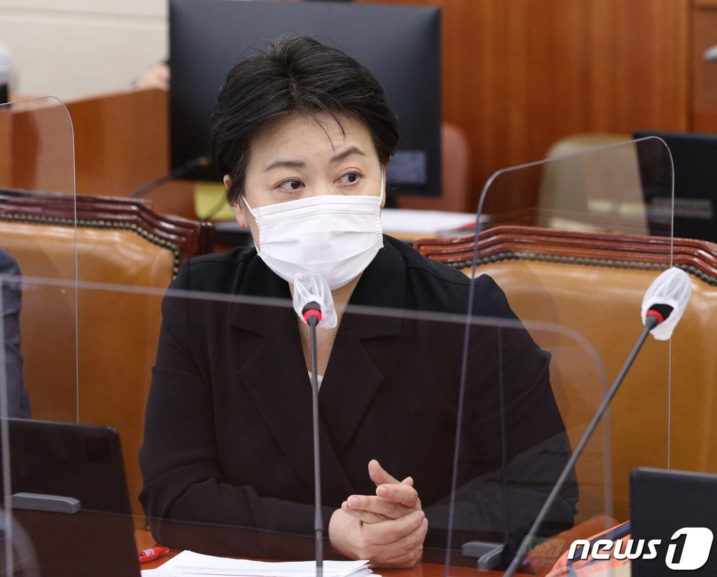 본문 이미지 - 윤희숙 국민의힘 의원이 14일 오전 서울 여의도 국회에서 열린 기획재정위원회의 관세청·조달청·통계청에 대한 국정감사에서 강신욱 통계청장에게 질의하고 있다. 2020.10.14/뉴스1 ⓒ News1 신웅수 기자