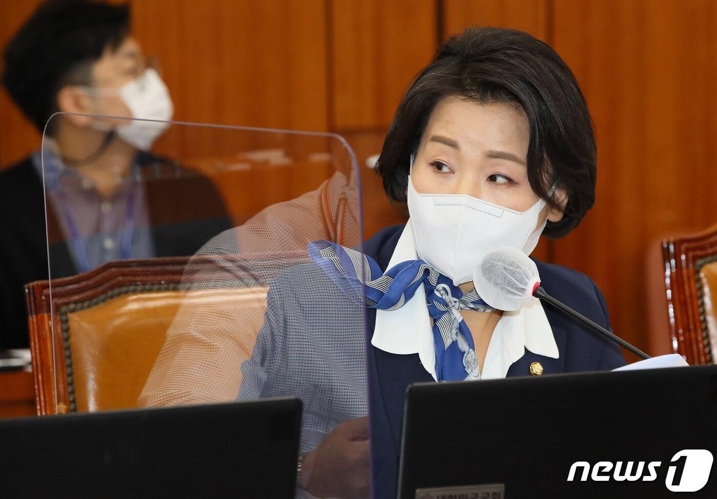 이수진 더불어민주당 의원이 14일 서울 여의도 국회에서 열린 환경노동위원회의 중앙환경분쟁조정위원회·국립환경과학원 등에 대한 국정감사에서 질의하고 있다. 2020.10.14/뉴스1 ⓒ News1 신웅수 기자