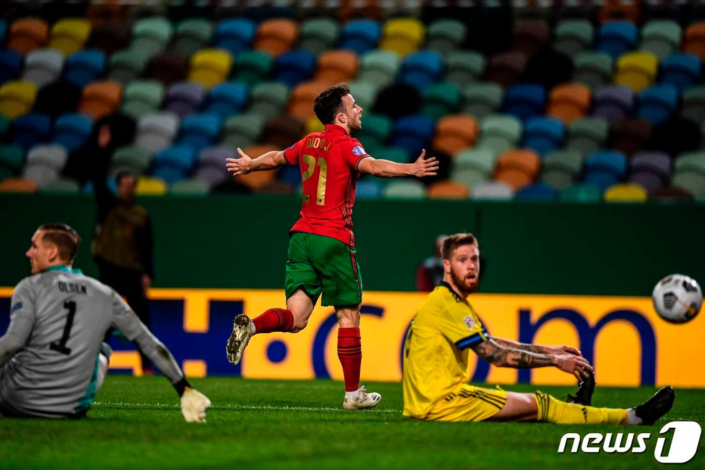 포르투갈의 디오고 조타(가운데)가 15일(한국시간) 포르투갈 리스본의 에스타디오 호세 알바라데에서 열린 스웨덴과의 2020-21 유럽축구연맹(UEFA) 네이션스리그 리그A 3조 4차전에서 득점 후 세리머니를 하고 있다. ⓒ AFP=뉴스1