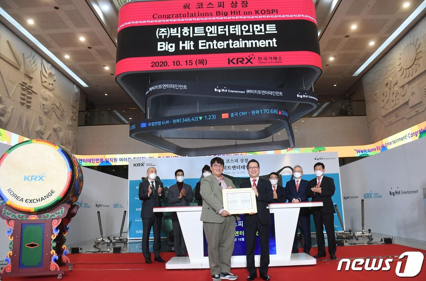 방시혁 빅히트 엔터테인먼트 의장과 정지원 한국거래소 이사장이 15일 서울 여의도 한국거래소 1층 로비에서 열린 빅히트엔터테인먼트 상장 기념식에서 기념촬영을 하고 있다. 빅히트엔터테인먼트의 시초가는 공모가의 200%인 27만원으로 결정됐고 개장 직후 상한가인 35만1000원로 직행했다. 그러나 개장 이후 상한가가 무너져 9시18분 기준으로 7만2000원(26.67%) 오른 34만2000원에 거래 중이다. 2020.10.15/뉴스1 ⓒ News1 사진공동취재단