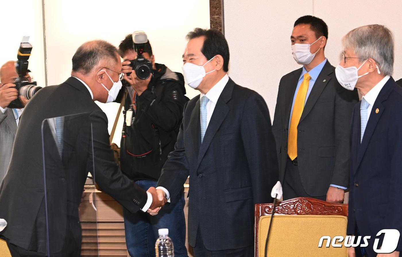 정세균 총리와 정의선 현대자동차그룹 회장이 15일 오전 서울 종로구 정부서울청사에서 열린 제2차 수소경제위원회의에서 악수를 나누고 있다(뉴스1DB)ⓒ News1