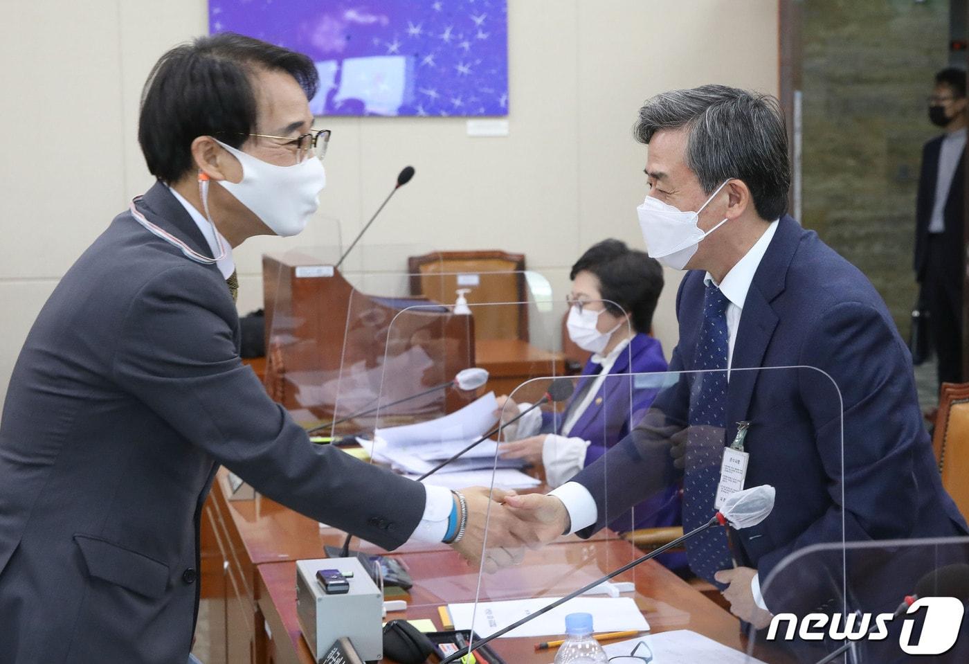본문 이미지 - 이원욱 위원장(왼쪽)과 양승동 KBS 사장이 15일 오전 서울 여의도 국회에서 열린 과학기술정보방송통신위원회의 한국방송공사, 한국교육방송공사에 대한 국정감사에서 인사를 나누고 있다. 2020.10.15/뉴스1 ⓒ News1 신웅수 기자
