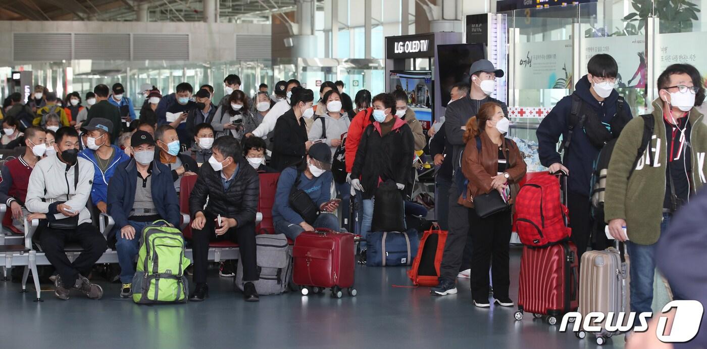 15일 오전 부산 강서구 김해국제공항 국제선이 이용객들로 북적이고 있다. 이날 에어부산 부산-칭다오 노선이 재운항에 들어가 김해공항 국제선이 반 년만에 열렸다. 2020.10.15/뉴스1 ⓒ News1 여주연 기자