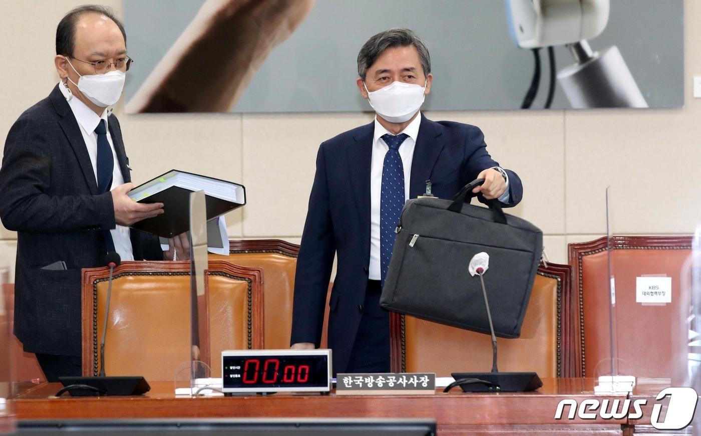 본문 이미지 - 양승동 KBS 사장이 15일 오전 서울 여의도 국회에서 열린 과학기술정보방송통신위원회의 한국방송공사, 한국교육방송공사에 대한 국정감사에 출석하고 있다. 2020.10.15/뉴스1 ⓒ News1 신웅수 기자