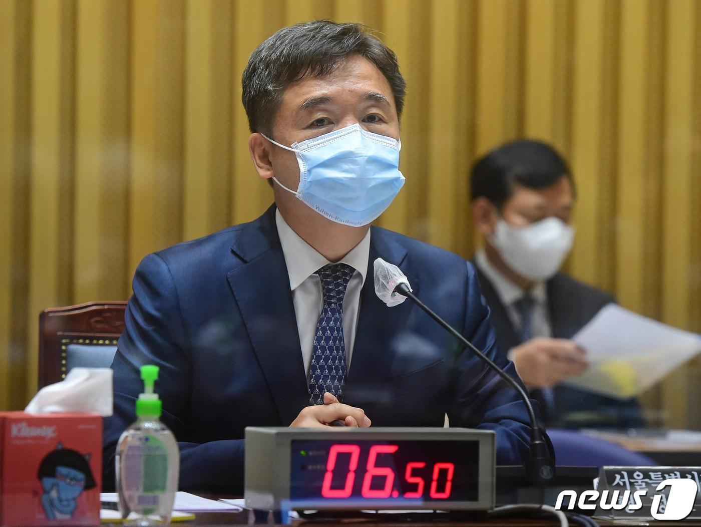 본문 이미지 - 서정협 서울시장 권한대행이 15일 서울 중구 서울시청에서 열린 국회 행정안전위원회의 서울시청에 대한 국정감사에서 의원들의 질의에 답하고 있다. 2020.10.15/뉴스1 ⓒ News1 송원영 기자