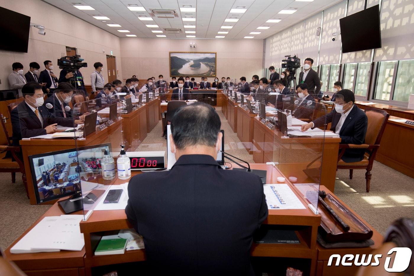 본문 이미지 - 15일 오전 서울 여의도 국회에서 농림축산식품해양수산위원회의 산림청에 대한 국정감사가 열리고 있다. 2020.10.15/뉴스1 ⓒ News1 신웅수 기자
