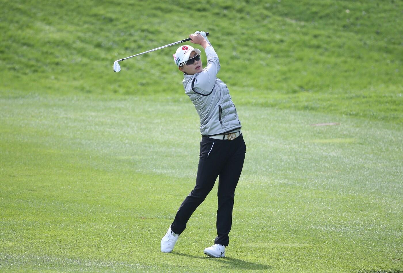 본문 이미지 - 김효주가 15일 경기도 이천 블랙스톤 이천GC에서 열린 'KB금융 스타챔피언십' 1라운드 1번 홀에서 아이언샷하고 있다. (KLPGA 제공) 2020.10.15/뉴스1