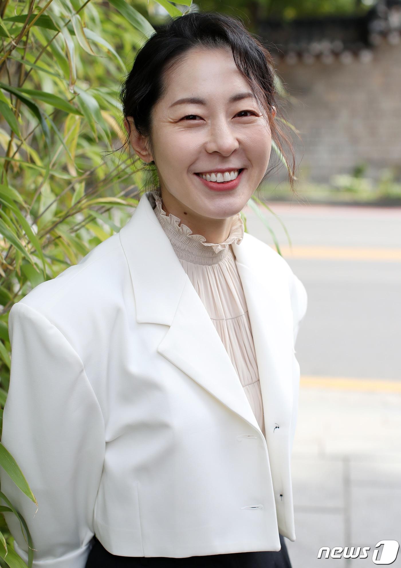 본문 이미지 - 배우 강말금이 15일 서울 종로구 경복궁 인근 카페에서 열린 뉴스1과의 인터뷰에 앞서 포즈를 취하고 있다. 강말금은 최근 종영한 OCN 주말극 '미씽: 그들이 있었다'에 출연해 가슴 절절한 모성애를 섬세하게 표현해내며 호평을 받았다. 2020.10.15/뉴스1 ⓒ News1 김진환 기자