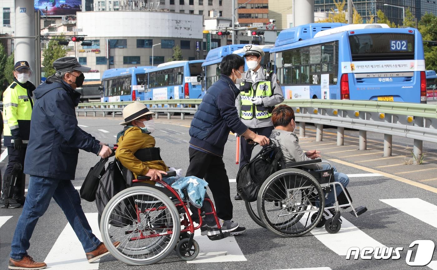 본문 이미지 - 전국장애인차별철폐연대(전장연) 회원들. 2020.10.15/뉴스1 ⓒ News1 송원영 기자