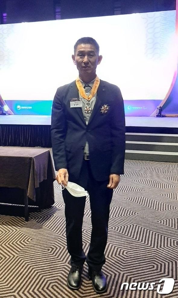 본문 이미지 - 홍정현 순창군청 정구팀 감독이 15일 서울 중구 더 프라자호텔에서 개최된 '2020년도 체육발전 유공 포상 전수식'에서 체육훈장 '맹호장'을 수상했다.(순창군 제공)2020.10.15 /ⓒ 뉴스1