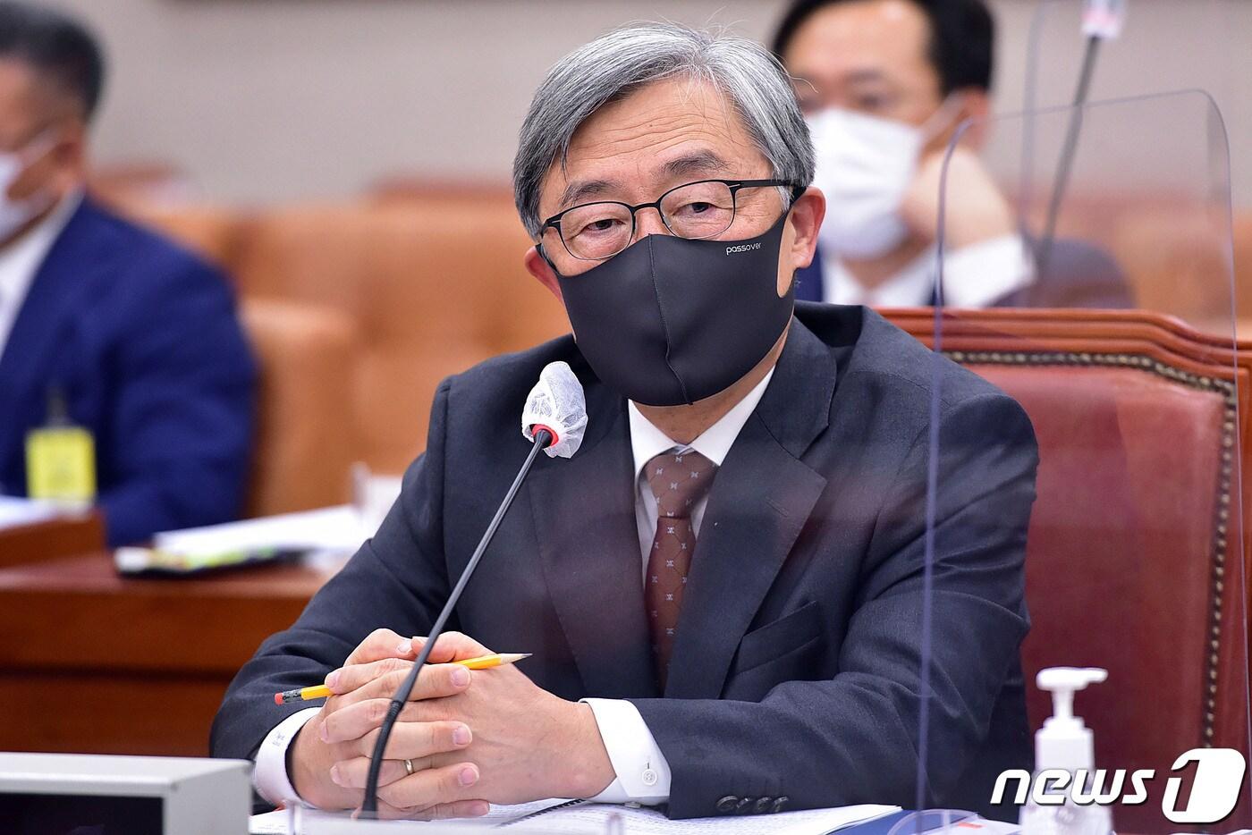 본문 이미지 - 최재형 감사원장이 15일 오후 서울 여의도 국회에서 열린 법제사법위원회의 감사원에 대한 국정감사에서 의원들의 질의에 답변하고 있다. 2020.10.15/뉴스1 ⓒ News1 신웅수 기자
