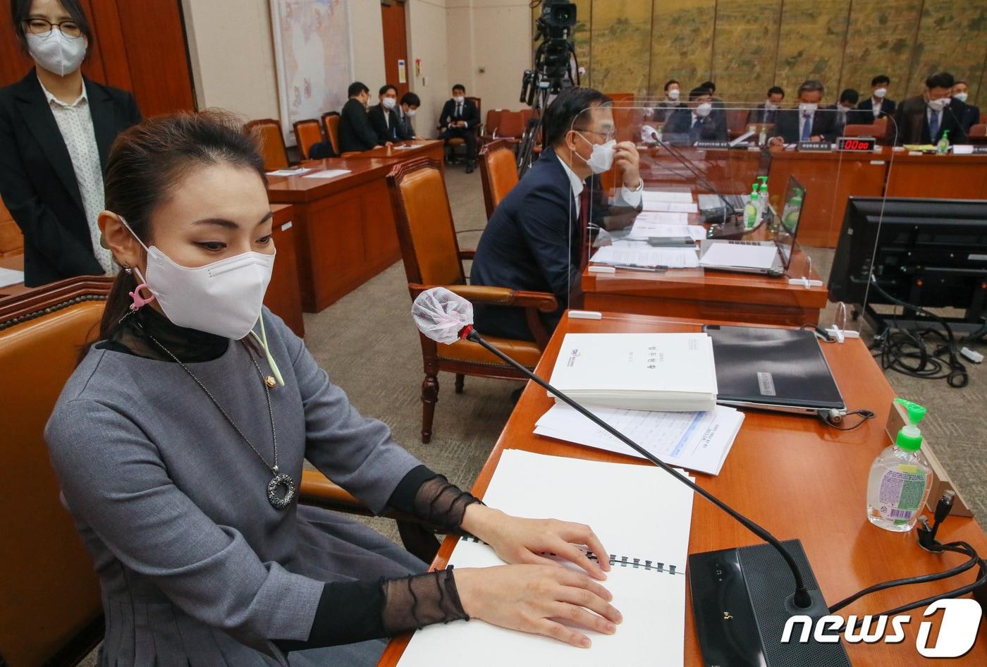 김예지 국민의힘 의원이 15일 오후 서울 여의도 국회에서 열린 문화체육관광위원회의 대한체육회·국민체육진흥공단 등에 대한 국정감사에서 점자로 인쇄된 업무보고자료를 읽고 있다. 2020.10.15/뉴스1 ⓒ News1 신웅수 기자