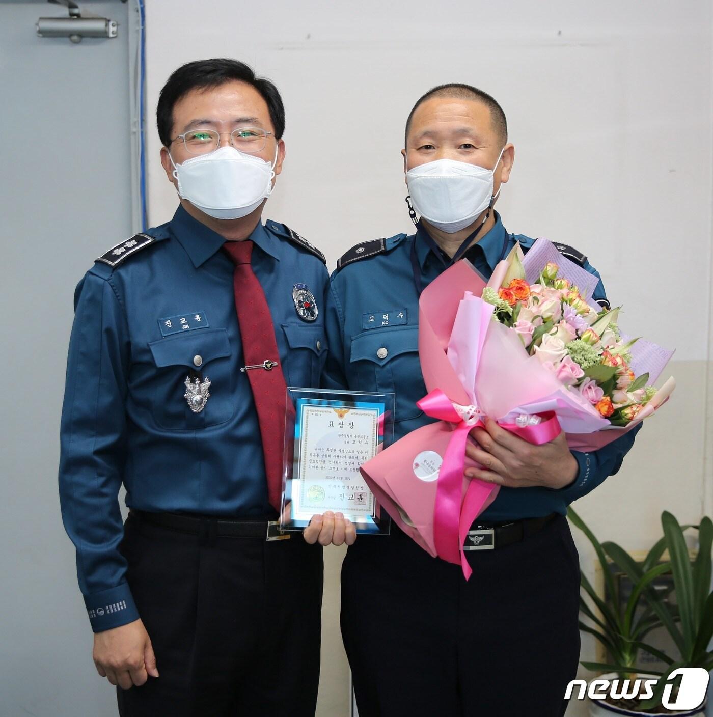본문 이미지 - 진교훈 전북경찰청장은 15일 완주경찰서 용진파출소 소속 고덕수 경위에게 농산물 절도범 검거 유공 표창을 수여했다.(전북경찰청 제공)2020.10.15 /ⓒ 뉴스1