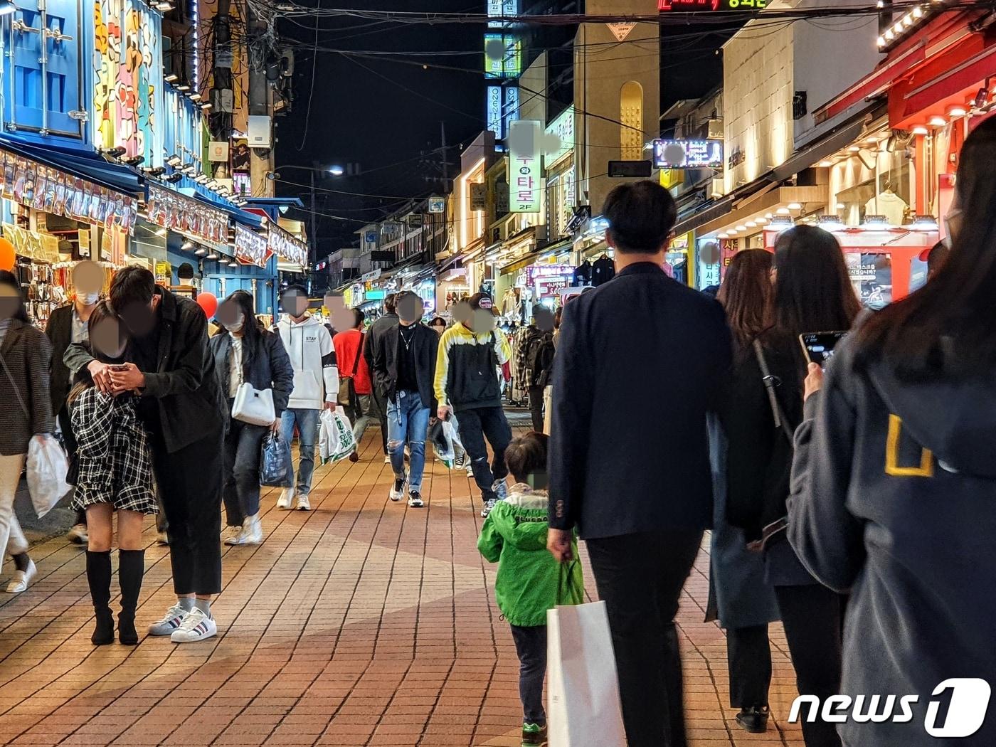 본문 이미지 - 15일 오후 서울 마포구 홍익대 앞 거리 모습 ⓒ 뉴스1 황덕현 기자