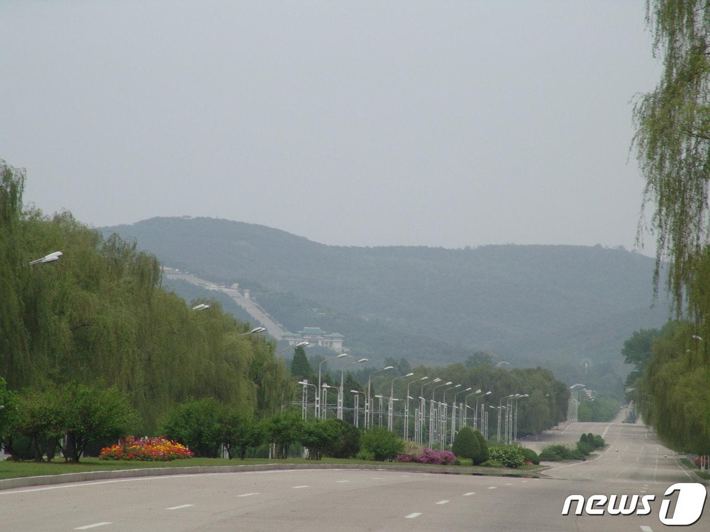 본문 이미지 - (서울=뉴스1) 대성산 초입에서 바라다본 주작봉, 장수봉, 소문봉의 모습. 현재 주작봉 중턱에는 동북항일연군 지휘관급 인사들이 묻혀 있는 혁명열사릉이 조성돼 있다. (미디어한국학 제공) 2020.10.17./뉴스1 photo@news1.kr