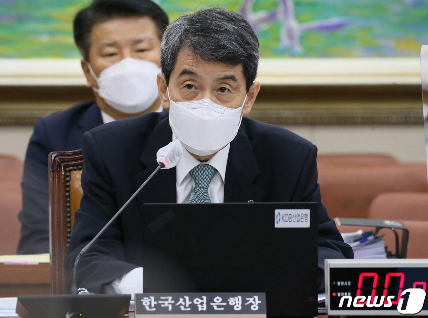 본문 이미지 - 이동걸 한국산업은행 회장이 16일 오전 서울 여의도 국회에서 열린 정무위원회의 신용보증기금, 한국산업은행, 중소기업은행, 서민금융진흥원등에 대한 국정감사에서 의원의 질의에 답변하고 있다. 2020.10.16/뉴스1 ⓒ News1 박세연 기자